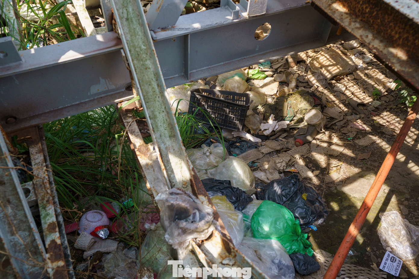 Gầm cầu Rạch Dơi trở thành nơi tập kết rác sinh hoạt của người dân xung quanh.