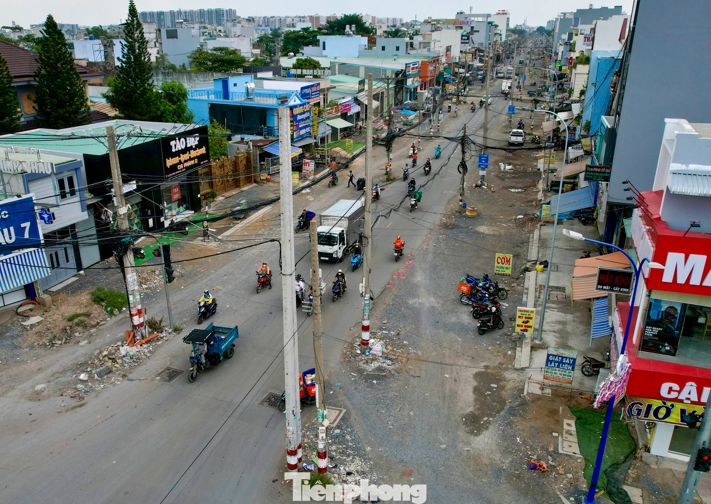 Đường Tân Kỳ Tân Quý là một tuyến đường chính ở cửa ngõ Tây-Bắc TPHCM, kết nối các huyện Hóc Môn, quận Bình Tân, Tân Phú, Tân Bình và khu nội đô thành phố. Đây cũng là lối thoát từ nhà ga T3 (đang xây dựng), sân bay Tân Sơn Nhất về hướng miền Tây.