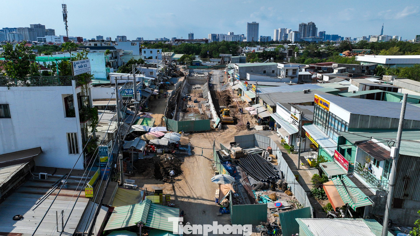 Trước đó, công tác di dời hạ tầng kỹ thuật, công tác bồi thường, hỗ trợ, tái định cư cho người dân đã hoàn thành, đã bàn giao 100% mặt bằng vào cuối năm 2023.