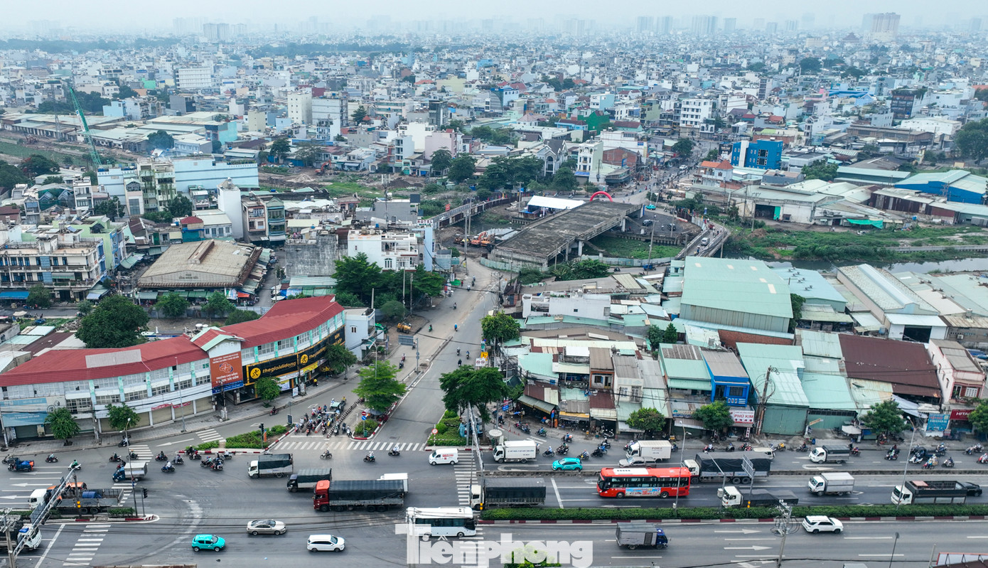 Công trình bắc qua kênh Tham Lương với tổng chiều dài 385 m, trong đó phần cầu dài 83 m, 4 làn xe và lề đi bộ, phần còn lại là đường dẫn hai đầu.