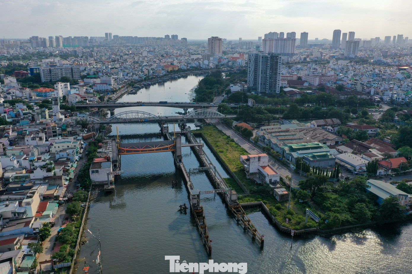 Dự án giải quyết ngập do triều khu vực TPHCM có xét đến biến đổi khí hậu giai đoạn I được khởi công giữa năm 2016, dự kiến hoàn thành năm 2018. Dự án có ý nghĩa rất quan trọng trong việc kiểm soát ngập do triều cường và chủ động ứng phó với biến đổi khí hậu cho vùng diện tích 570 km2 với khoảng 6,5 triệu dân thuộc khu vực bờ hữu sông Sài Gòn và trung tâm TPHCM. Hiện tại, toàn bộ dự án đã đạt khoảng hơn 90% khối lượng, nhưng vẫn &quot;mịt mờ&quot; ngày về đích.