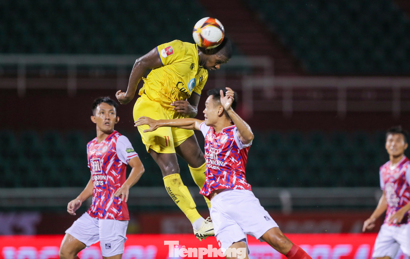 Tuy nhiên, trước hàng thủ kỷ luật của CLB TPHCM, các chân sút bên phía Thanh Hoá gần như bế tắc trong việc tìm kiếm bàn thắng gỡ hoà.