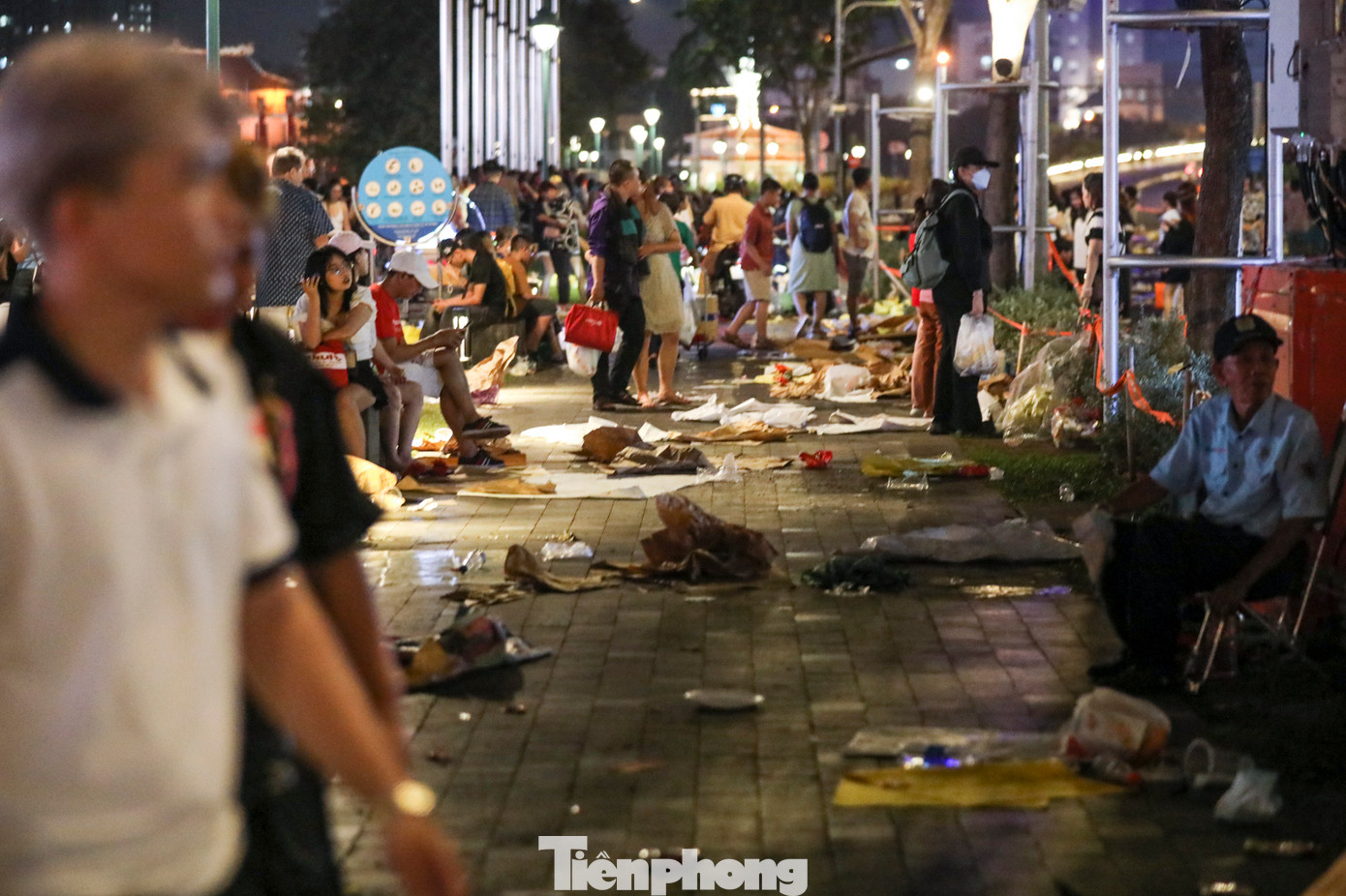 Dọc tuyến hành lang tại công viên bến Bạch Đằng, chai nhựa, bạt trải nylong vương vãi khiến nhiều người phải lắc đầu ngao ngán.