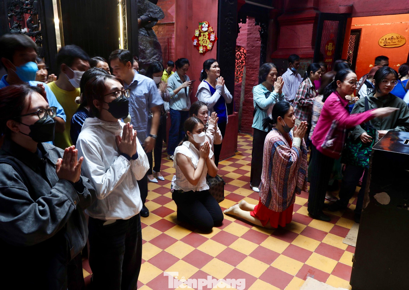 Đến trưa, người dân vẫn tiếp tục đổ về chùa Ngọc Hoàng để làm lễ, thắp nhang cầu bình an, may mắn trong dịp lễ chuyển vận.