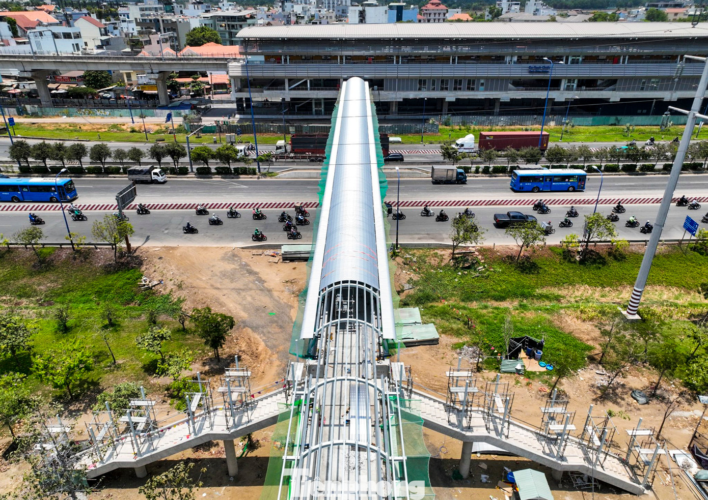 Với 3 cầu bộ hành đã hoàn tất gác dầm còn lại tại ga Rạch Chiếc, Phước Long, Tân Cảng cũng dự kiến sẽ được hoàn thành toàn bộ các hạng mục trong tháng 5/2024.