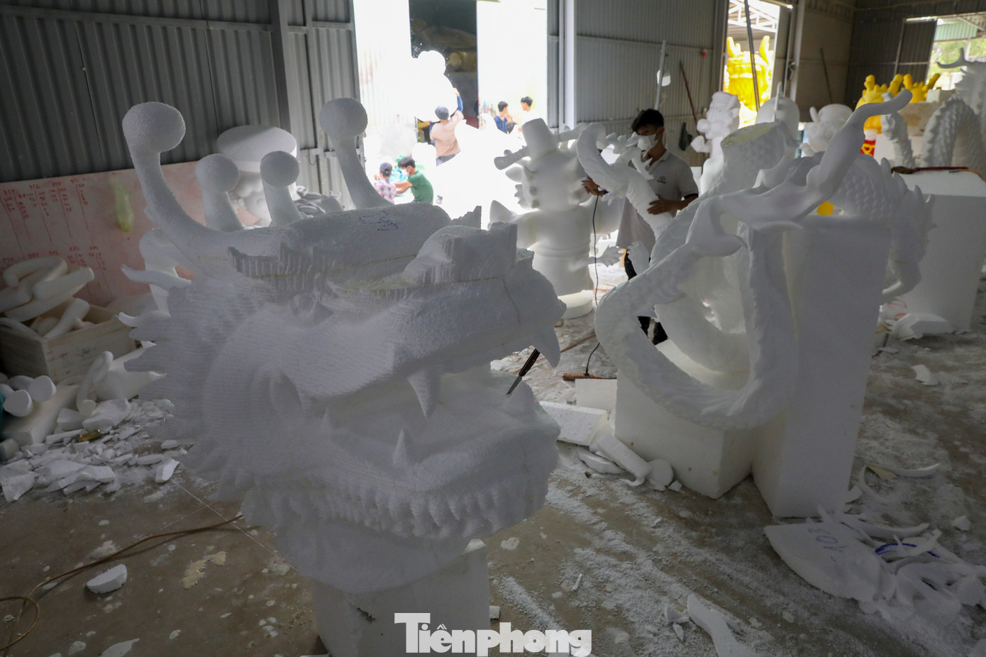 Bên trong xưởng sản xuất rộng 2.500 m2 ở TP Thủ Đức (TPHCM), hàng chục công nhân tất bật làm việc để kịp hoàn thiện những mẫu linh vật rồng ấn tượng cho khách hàng đón Tết Giáp Thìn 2024.