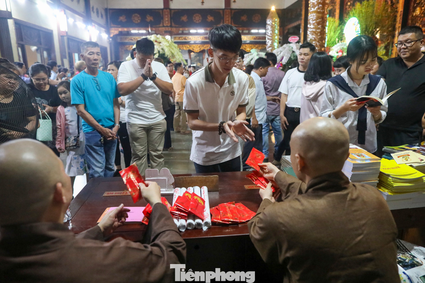 Theo truyền thống, nhà chùa phát lộc cho người dân trong đêm Giao thừa.