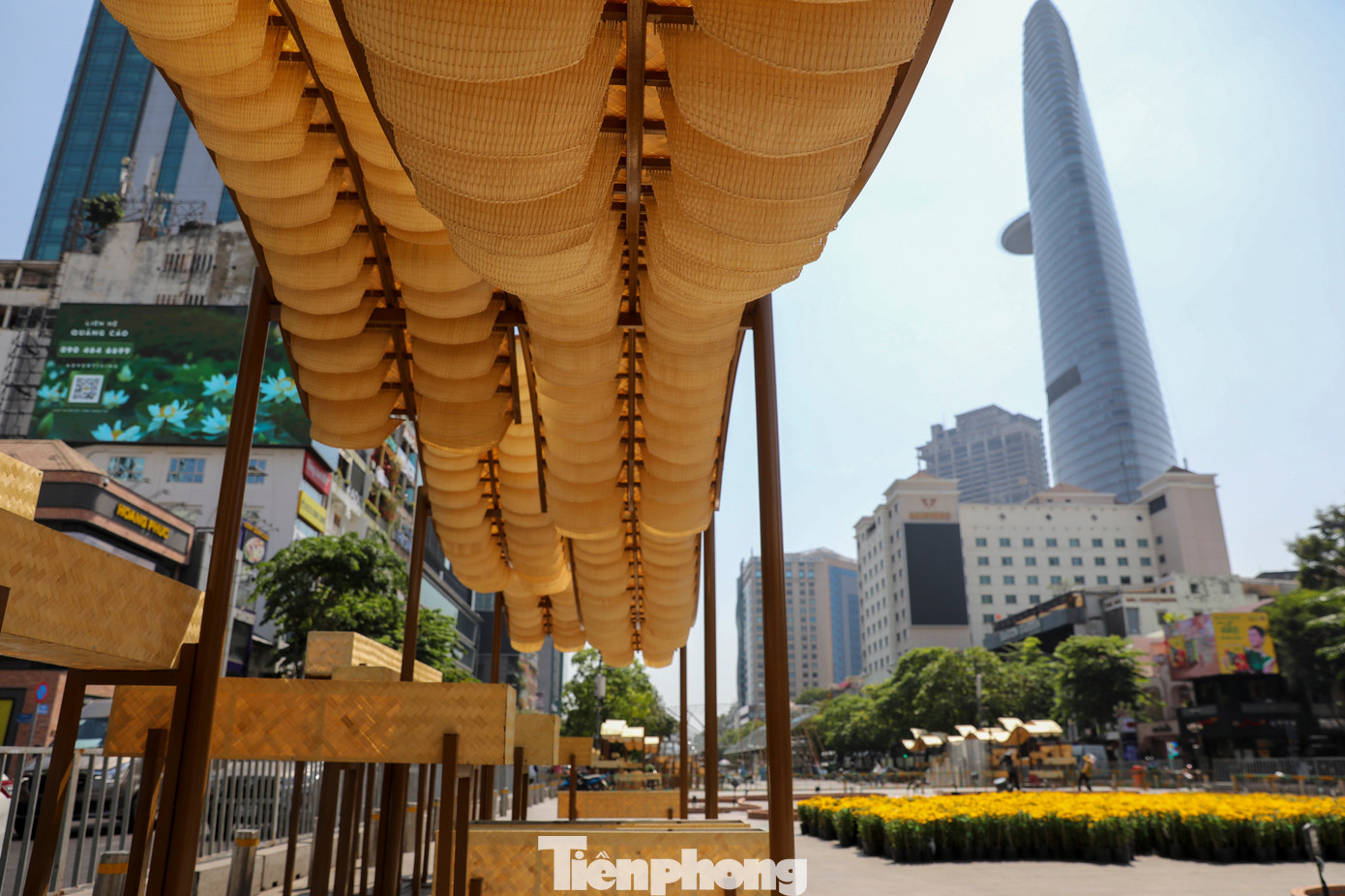 Tiếp tục tiêu chí tăng cường sử dụng chất liệu thân thiện môi trường trong thiết kế và xây dựng đường hoa những năm qua, đường hoa tết 2024 sau khi hoàn thành, ước tính có hơn 70% tổng số vật liệu sử dụng trong ốp lát tạo hình là vật liệu thân thiện môi trường.