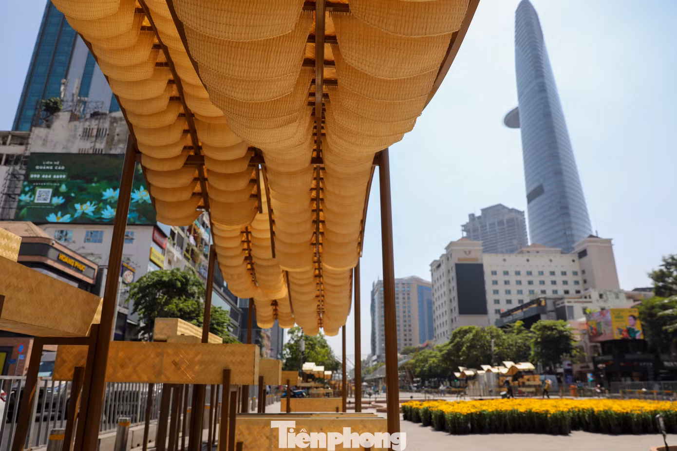 Tiếp tục tiêu chí tăng cường sử dụng chất liệu thân thiện môi trường trong thiết kế và xây dựng đường hoa những năm qua, đường hoa tết 2024 sau khi hoàn thành, ước tính có hơn 70% tổng số vật liệu sử dụng trong ốp lát tạo hình là vật liệu thân thiện môi trường.