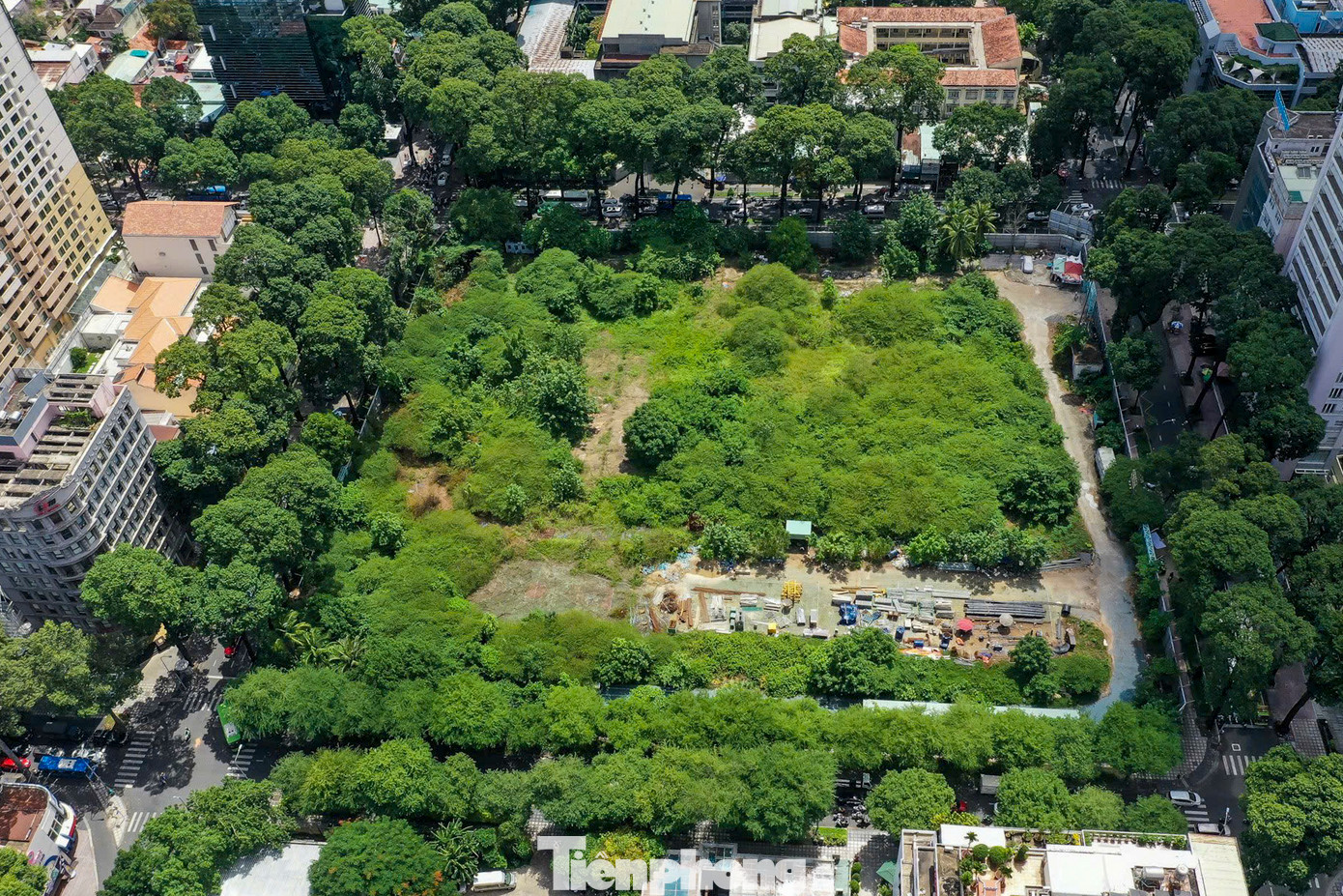 Đây là một trong những dự án đầu tiên của thành phố được đầu tư theo phương thức hợp đồng BT (xây dựng - chuyển giao) từ năm 2008. Tuy nhiên, đến nay dự án vẫn chưa thể triển khai. Tháng 5 vừa qua, UBND TPHCM quyết định chuyển dự án này từ hợp đồng BT sang đầu tư công.