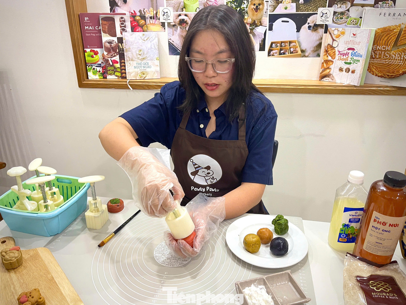 Nắm bắt xu thế, khi ngày Trung thu sắp đến gần, các bạn trong team đã ấp ủ ý tưởng làm bánh Trung thu cho những khách hàng của mình. Nắm bắt xu thế, khi ngày Trung thu sắp đến gần, các bạn trong team đã ấp ủ ý tưởng làm bánh Trung thu cho những khách hàng của mình.