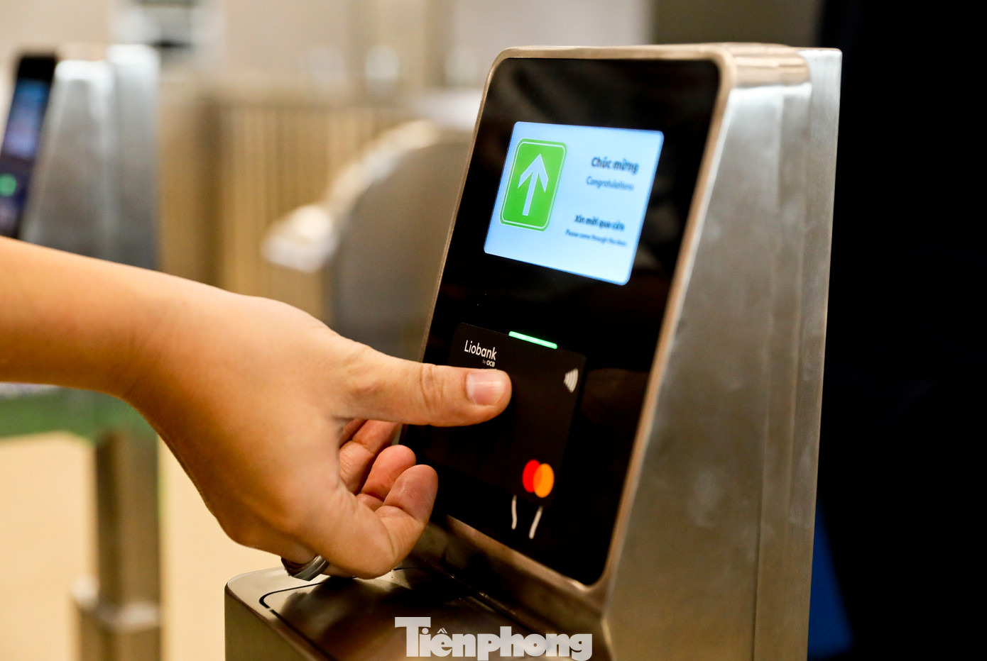 Khách chưa có thẻ sẽ được phát thẻ không định danh hoặc định danh (nếu đăng ký) để quét thẻ tại các cổng soát vé ở các nhà ga khi đi tàu.