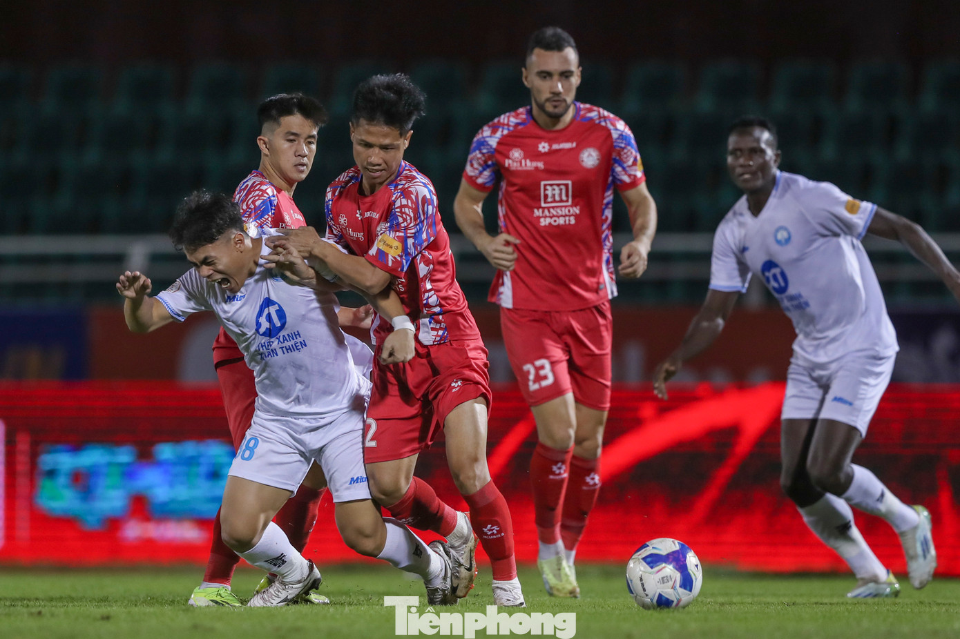 Đội bóng thành Nam đang rất hưng phấn sau màn lội ngược dòng thắng 3-2 kịch tính trước Tampines Rovers tại AFC Champions League Two. Với tâm lý đó, đoàn quân của HLV Vũ Hồng Việt tự tin hướng tới chiến thắng thứ hai liên tiếp tại LPBank V-League 1-2024/25 trong cuộc đối đầu với CLB TPHCM.