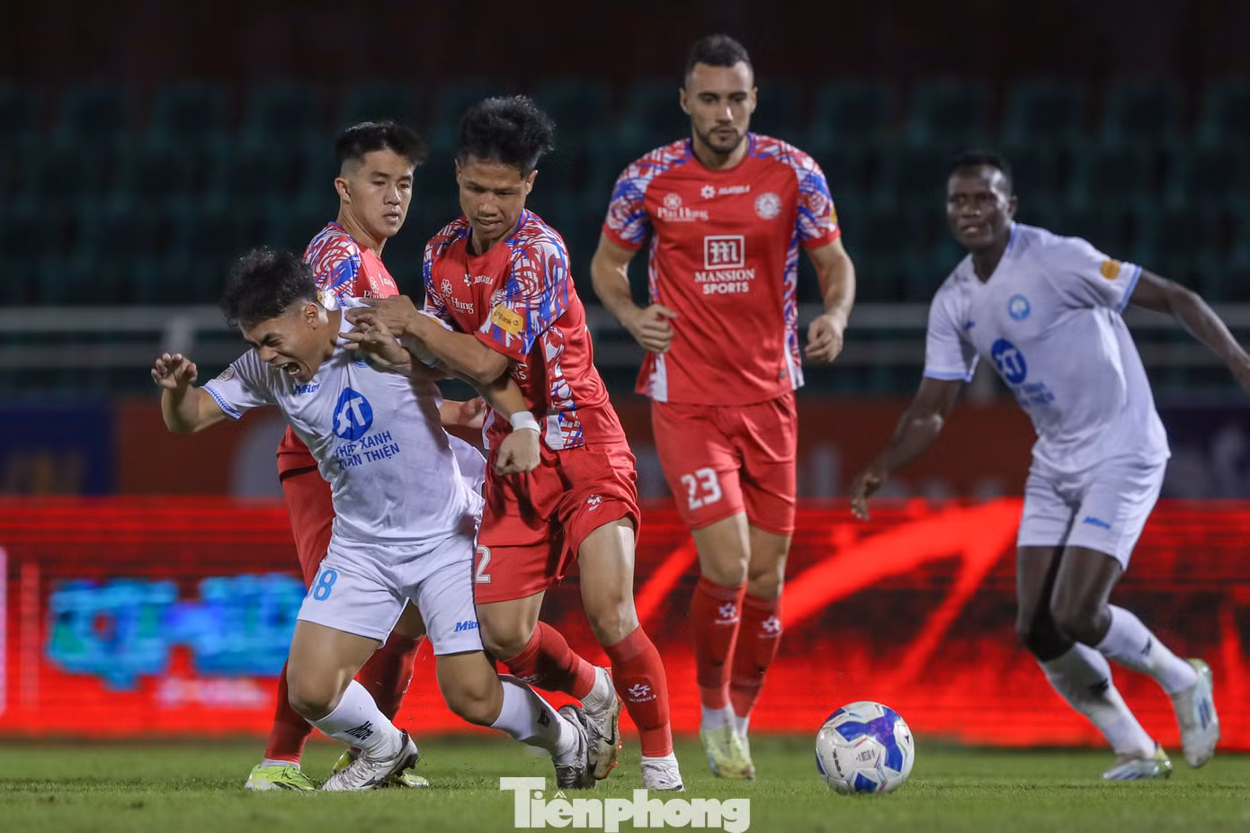 Đội bóng thành Nam đang rất hưng phấn sau màn lội ngược dòng thắng 3-2 kịch tính trước Tampines Rovers tại AFC Champions League Two. Với tâm lý đó, đoàn quân của HLV Vũ Hồng Việt tự tin hướng tới chiến thắng thứ hai liên tiếp tại LPBank V-League 1-2024/25 trong cuộc đối đầu với CLB TPHCM. Đội bóng thành Nam đang rất hưng phấn sau màn lội ngược dòng thắng 3-2 kịch tính trước Tampines Rovers tại AFC Champions League Two. Với tâm lý đó, đoàn quân của HLV Vũ Hồng Việt tự tin hướng tới chiến thắng thứ hai liên tiếp tại LPBank V-League 1-2024/25 trong cuộc đối đầu với CLB TPHCM.