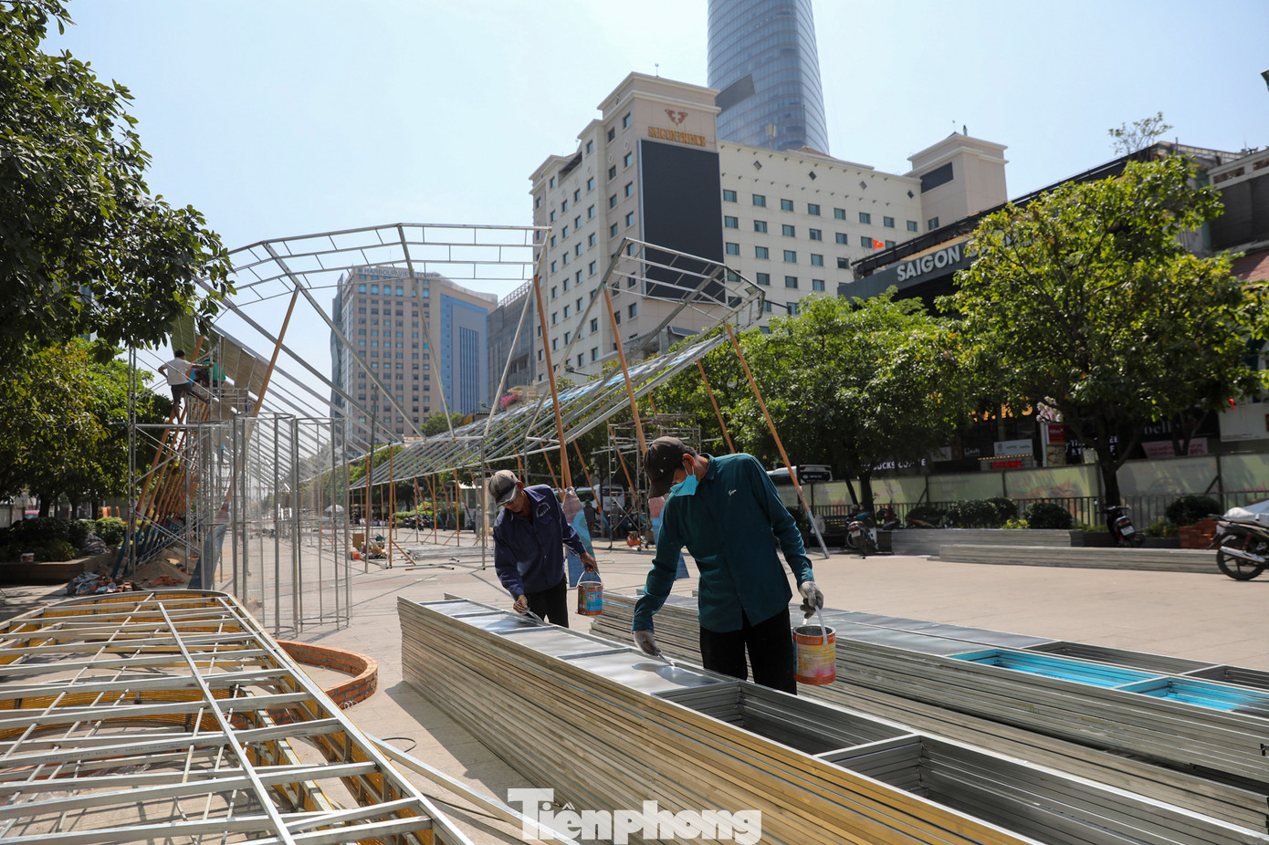 Đại cảnh “Thuyền rồng hoa xuân” đầu phân đoạn 2 chiếm trọn bề ngang Đường hoa và bao phủ phần diện tích lên đến 900 m2. Tuy lớn nhưng đại cảnh không cản bước chân du khách nhờ cách bài trí và phân bố hoa lá hợp lý.