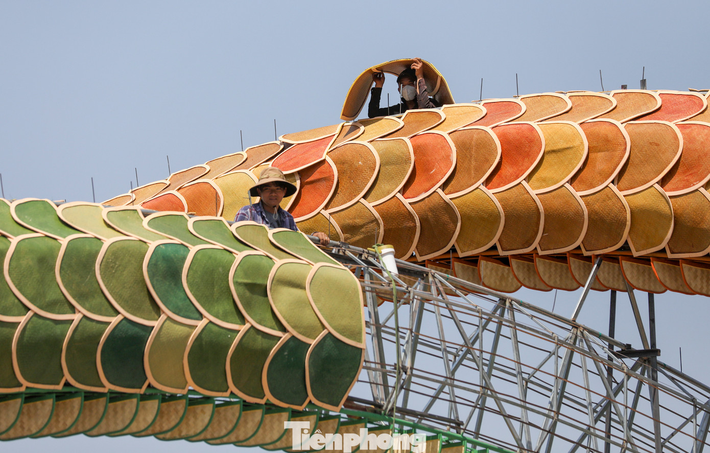 Theo ghi nhận của Tiền Phong, tiến độ của công trình đang đạt được 60%. Hàng trăm công nhân làm việc xuyên suốt để đảm bảo việc hoàn thiện đường hoa đúng ngày khai mạc.