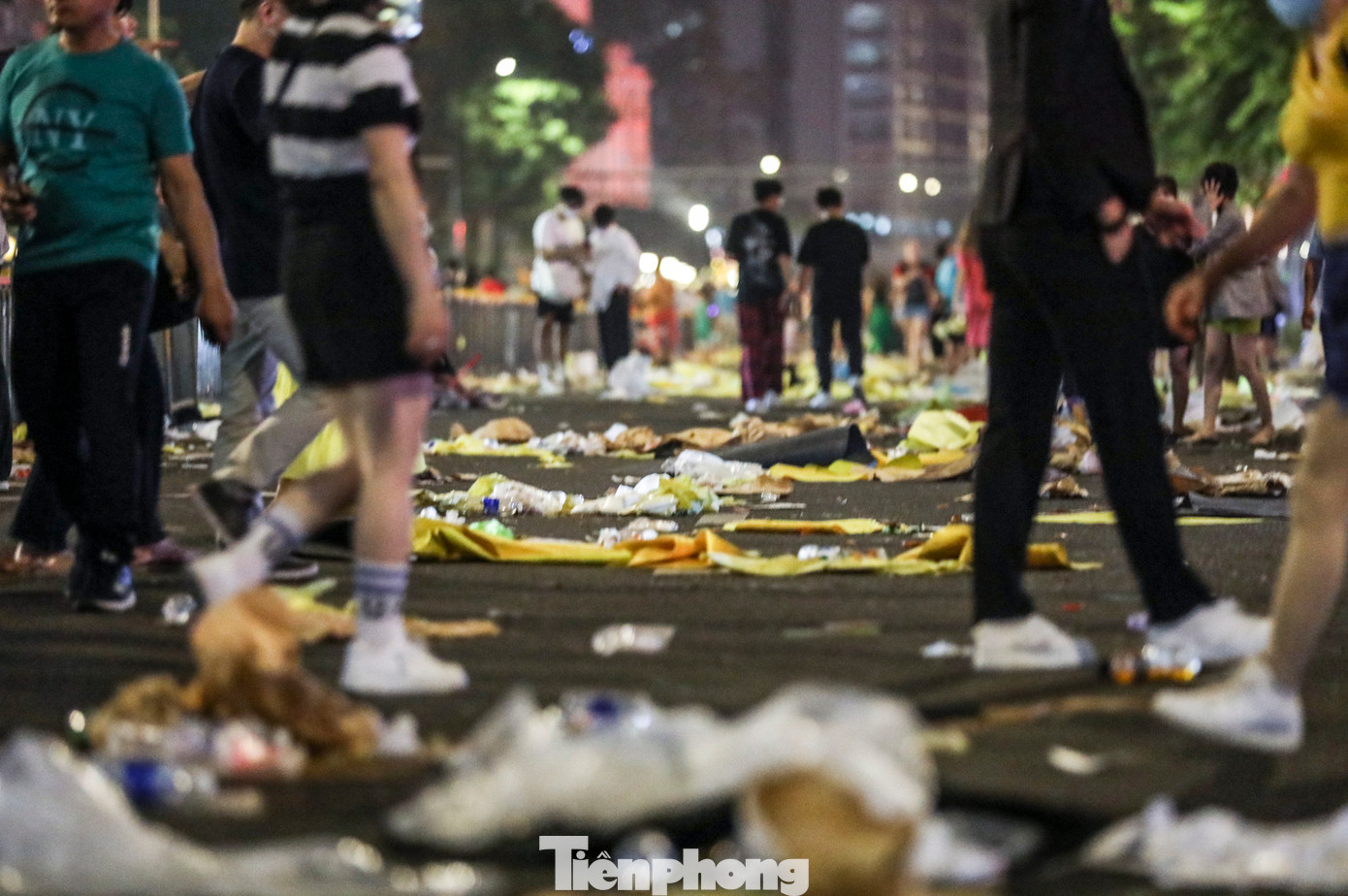 Rác vương vãi trên tuyến đường thuộc trung tâm quận 1 tạo ra một hình ảnh vô cùng phản cảm.