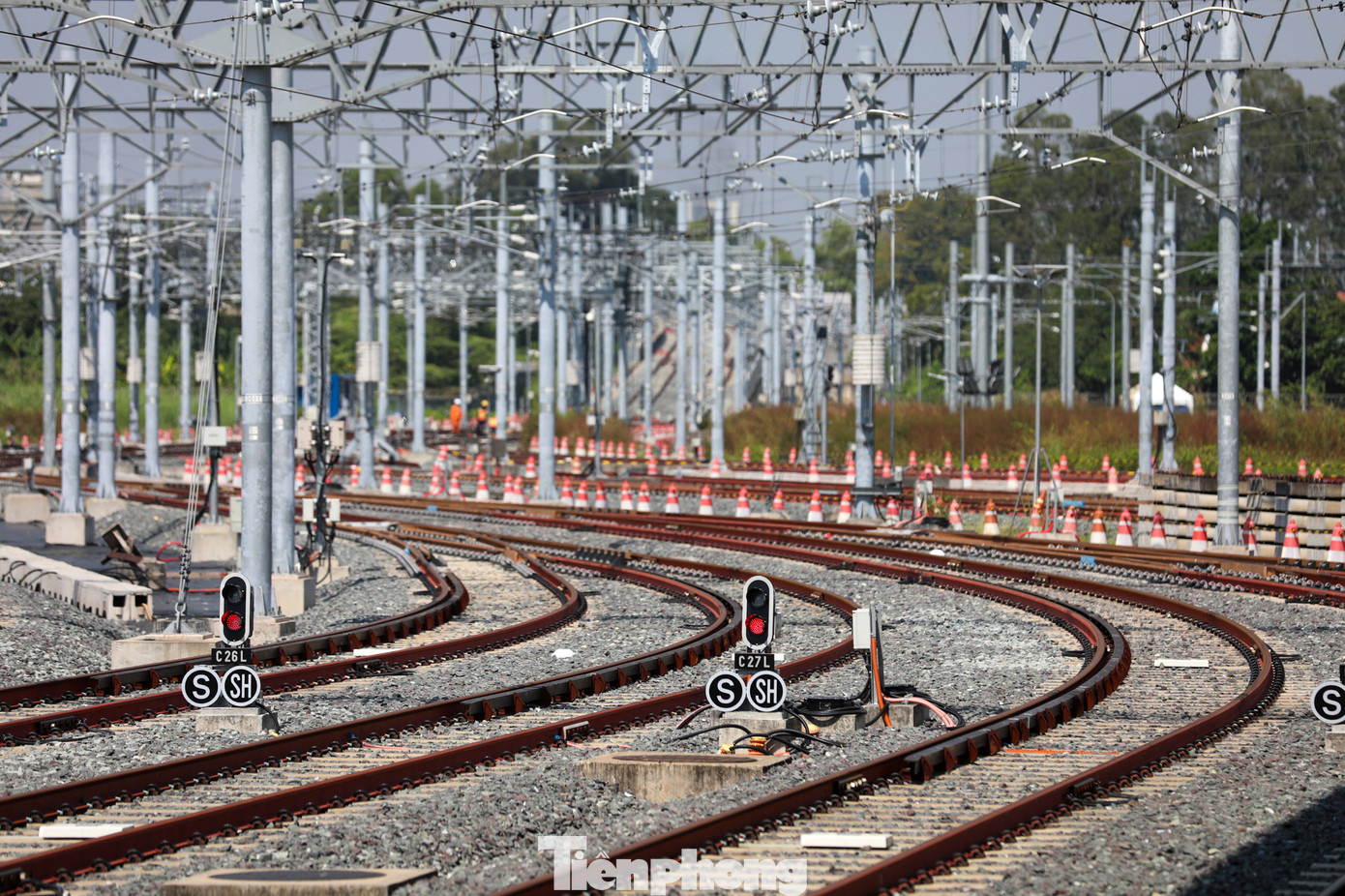 Hệ thống đường ray metro khổ ‎1,43 m cùng hàng dài đèn báo hiệu tàu ra vào bãi đỗ đã hoàn thiện.