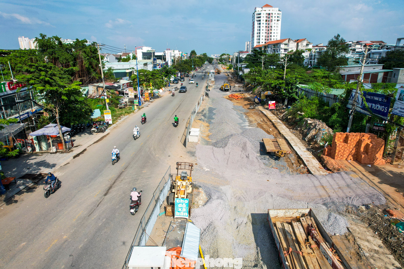Tuyến đường được mở rộng chỉ dài 2,5km nhưng lại mọc lên khoảng 10 lô cốt tạo thành những nút thắt cổ chai. Tuyến đường được mở rộng chỉ dài 2,5km nhưng lại mọc lên khoảng 10 lô cốt tạo thành những nút thắt cổ chai.