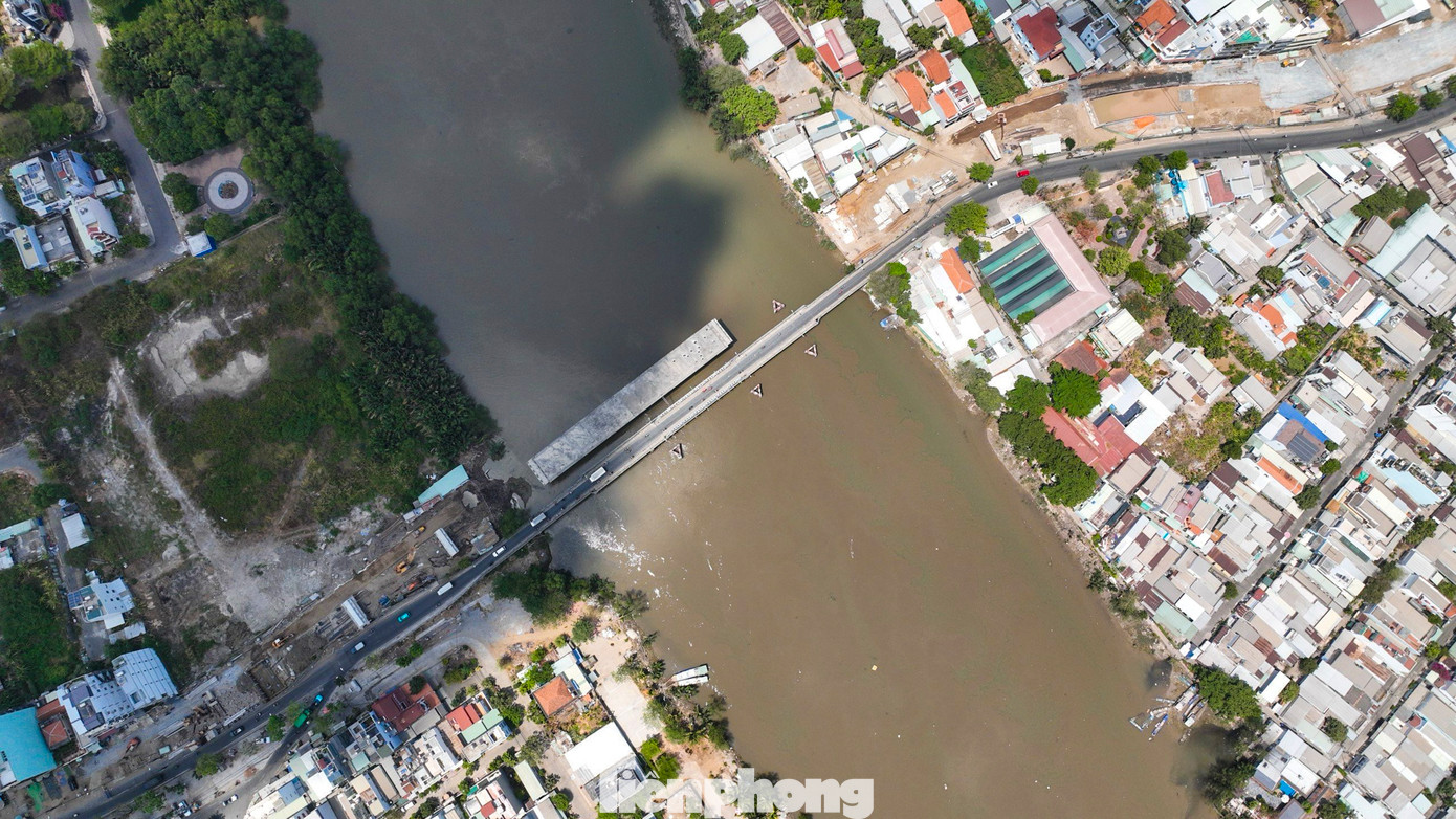 Ban Quản lý dự án các công trình giao thông TPHCM (Ban Giao thông) cho biết đến nay dự án xây dựng cầu Phước Long đạt 58% tiến độ, dự kiến có thể đưa vào phục vụ người dân từ tháng 12/2024.