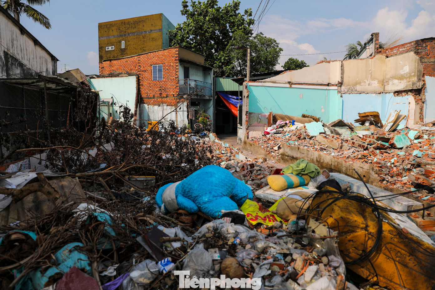 Theo ghi nhận của Tiền Phong, nhiều nhà dân, công trình đã được tháo dỡ, san ủi, nhưng cũng còn một số gia đình chưa thể rời đi, vẫn sống tạm tại khu vực giải tỏa. Theo ghi nhận của Tiền Phong, nhiều nhà dân, công trình đã được tháo dỡ, san ủi, nhưng cũng còn một số gia đình chưa thể rời đi, vẫn sống tạm tại khu vực giải tỏa.