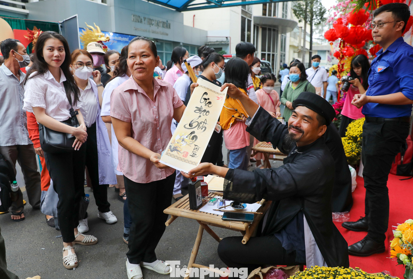 Cung đường hoa đã trở thành điểm nhấn đặc biệt không chỉ với nhân viên y tế mà còn thu hút người bệnh, thân nhân đến tham quan, chụp hình, xin chữ của ông đồ.