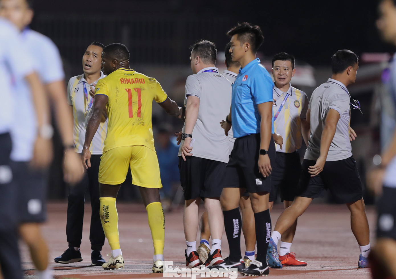 Tiền đạo Rimario phải chạy về khu vực cabin để can ngăn những cái đầu nóng của ban huấn luyện.