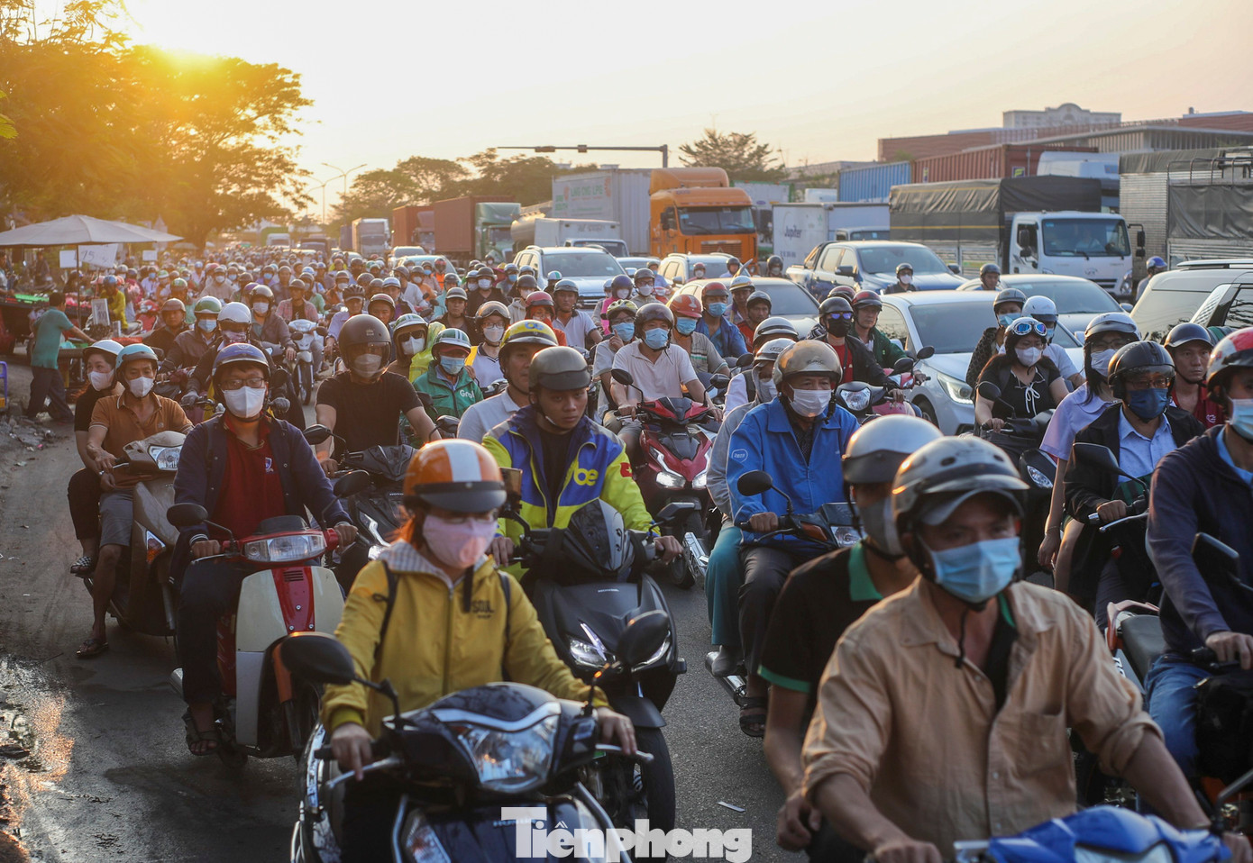 Theo ghi nhận của Tiền Phong, từ khoảng 17h chiều ngày 25/3, tại các khu vực xung quanh nút giao Nguyễn Văn Linh - Nguyễn Hữu Thọ đã rơi vào tình trạng kẹt xe nghiêm trọng từ các hướng.