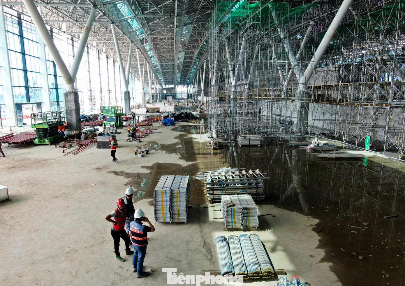 Nhà ga có 90 quầy thủ tục hàng không truyền thống, 20 quầy bagdrop thả hành lý tự động và 42 kiosk check in, 27 cửa ra tàu bay (trong đó 13 cửa bằng ống lồng và 14 cửa bằng xe bus), 6 đảo xử lý hành lý đi và 10 đảo trả hành lý đến, 25 cửa kiểm soát an ninh.