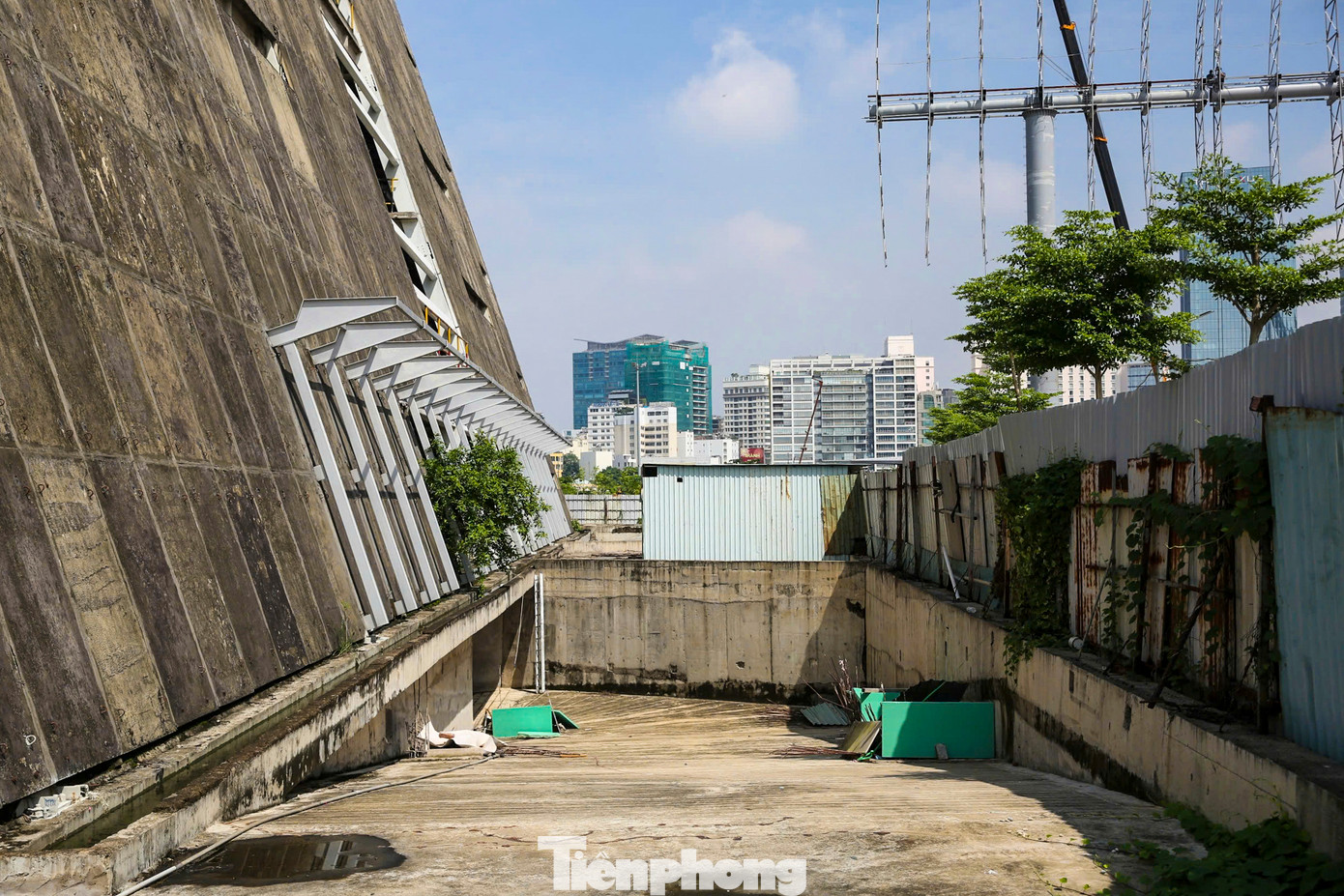 Sau khi hoàn thành gói thầu lắp dựng kính trang trí bên ngoài, đơn vị thi công sẽ tiếp tục lắp đặt trang thiết bị và hoàn thiện các hạng mục phía trong.