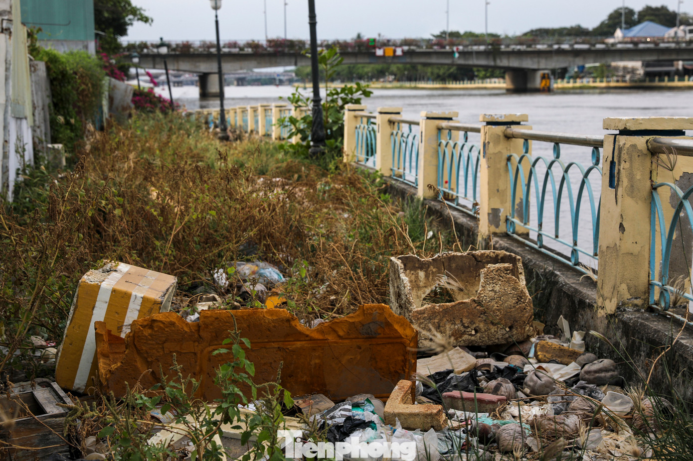 Tại khu vực sạt lở, đất đá, rác thải vẫn ngổn ngang, mỗi khi triều cường lên bốc mùi hôi thối rất khó chịu. Tại khu vực sạt lở, đất đá, rác thải vẫn ngổn ngang, mỗi khi triều cường lên bốc mùi hôi thối rất khó chịu.