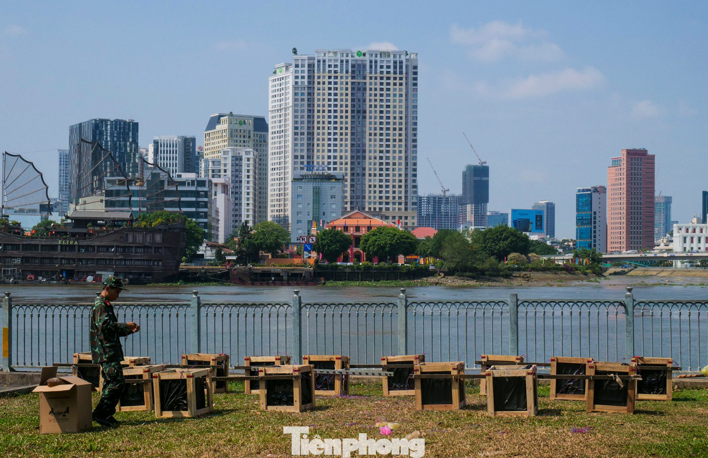 30 giàn pháo tầm thấp cũng đã vào vị trí sẵn sàng cho sự kiện chào đón năm mới.