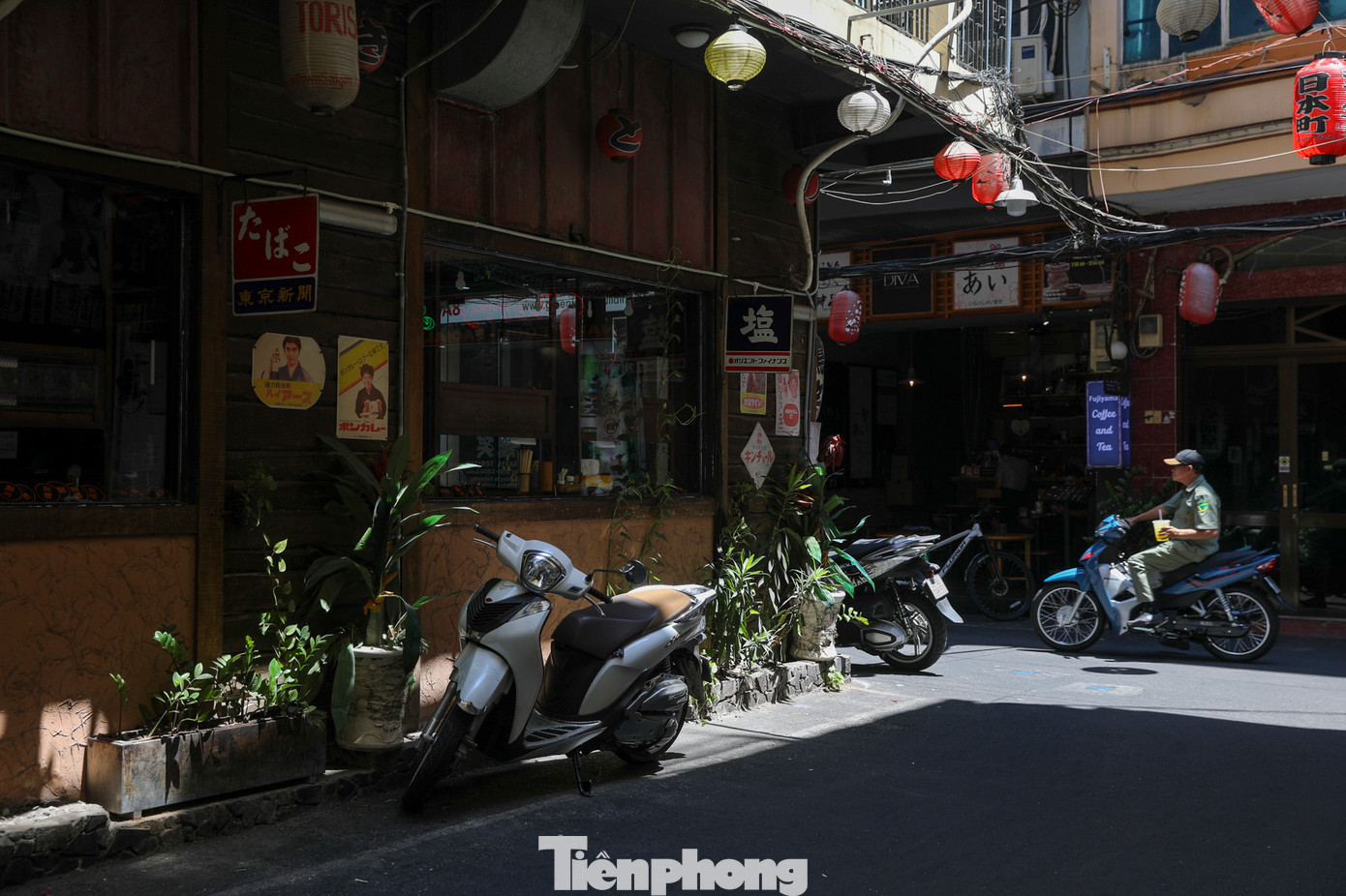 Đường Thái Văn Lung được biết đến là điểm quy tụ các không gian, cửa hàng được trang trí theo phong cách Nhật Bản nên được mệnh danh là Nhật Bản thu nhỏ tại TPHCM.