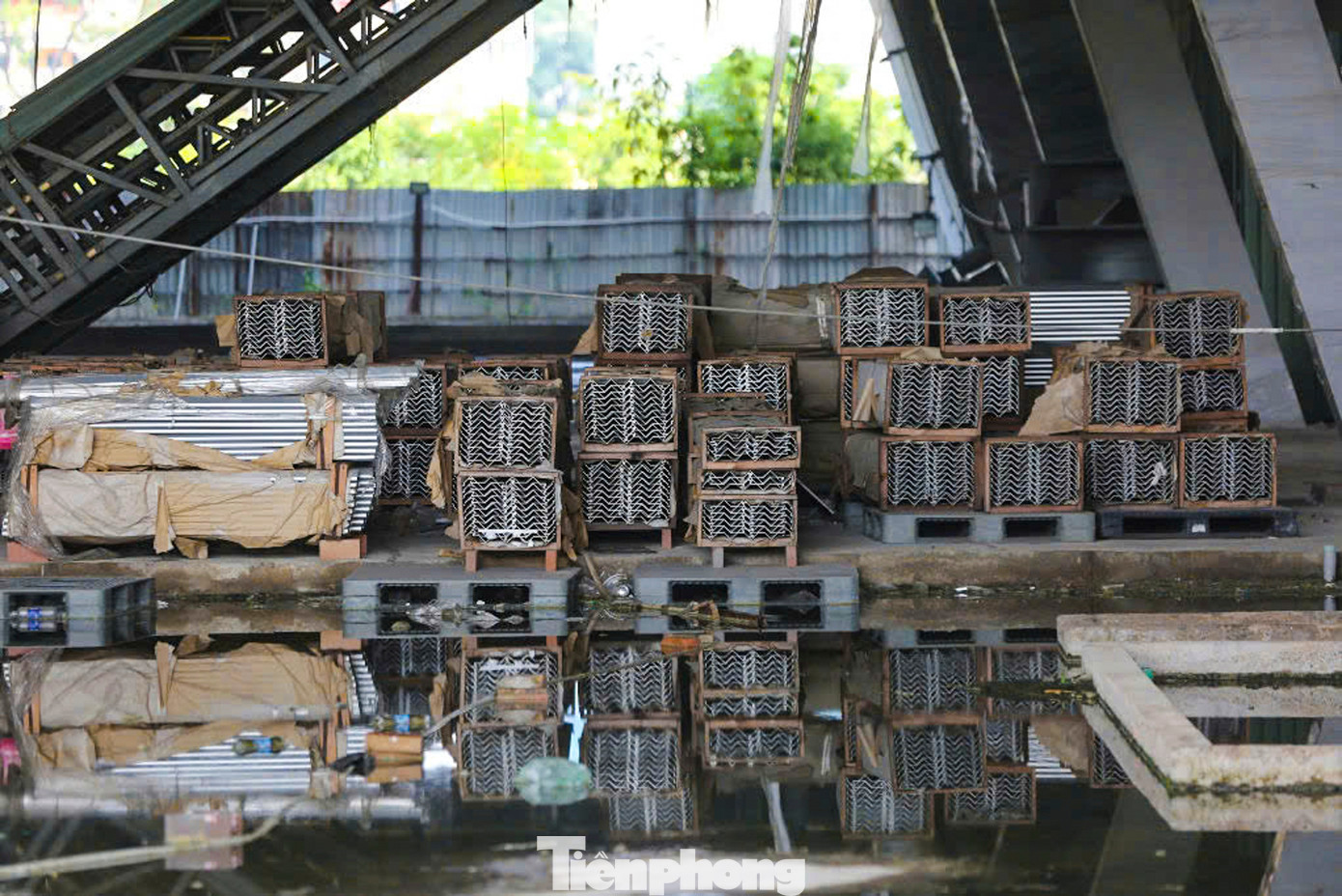 Dự án đã hoàn thành phần thô từ nhiều năm trước, sau đó ngưng trệ bởi gặp vướng mắc ở gói thầu số 6. Nguyên nhân chính là nhà thầu cũ trình mẫu vật liệu sử dụng cho công trình không đạt yêu cầu; chỉ tiêu kỹ thuật của nhà sản xuất vật liệu cũng chưa làm rõ sự phù hợp với thiết kế dự án.