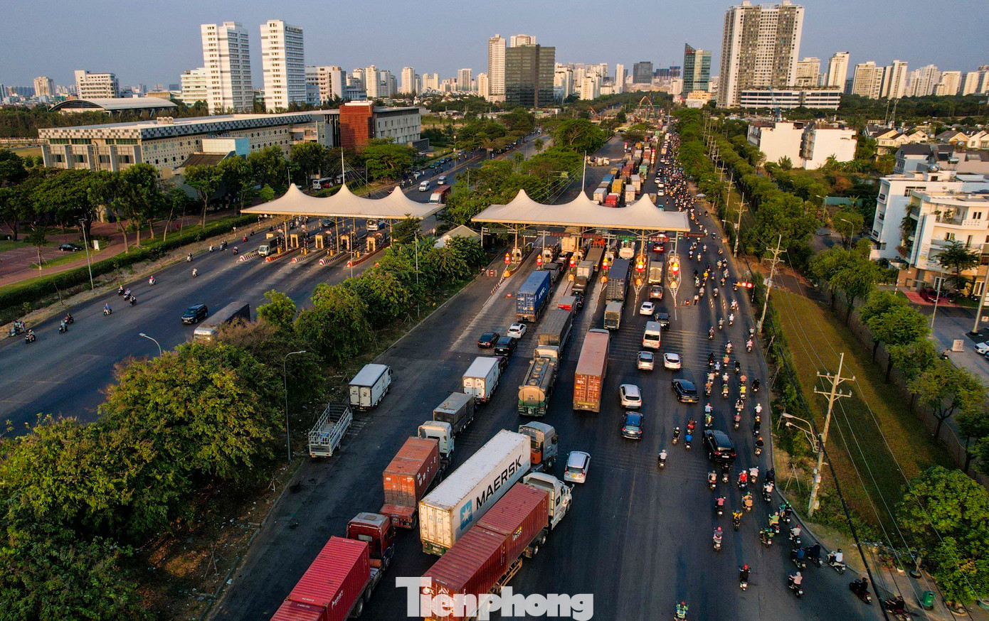 Tình trạng ùn ứ này tập trung chủ yếu ở luồng ô tô, xe container trên đường Nguyễn Văn Linh (từ hướng trạm thu phí về nút giao) và trên đường Nguyễn Hữu Thọ (hướng huyện Nhà Bè đi quận 7).