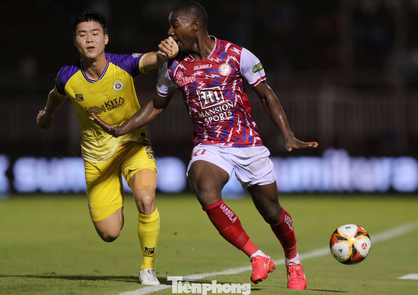 Thời gian trôi về những phút cuối, hai đội chơi đôi công và liên tục có những pha tấn công cống hiến đẹp mắt. Thời gian trôi về những phút cuối, hai đội chơi đôi công và liên tục có những pha tấn công cống hiến đẹp mắt.