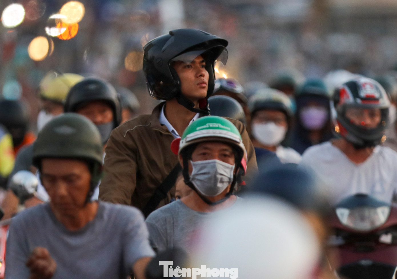 Dòng người nối đuôi nhích từng chút trên đường Mai Chí Thọ chờ rẽ vào nút giao An Phú.