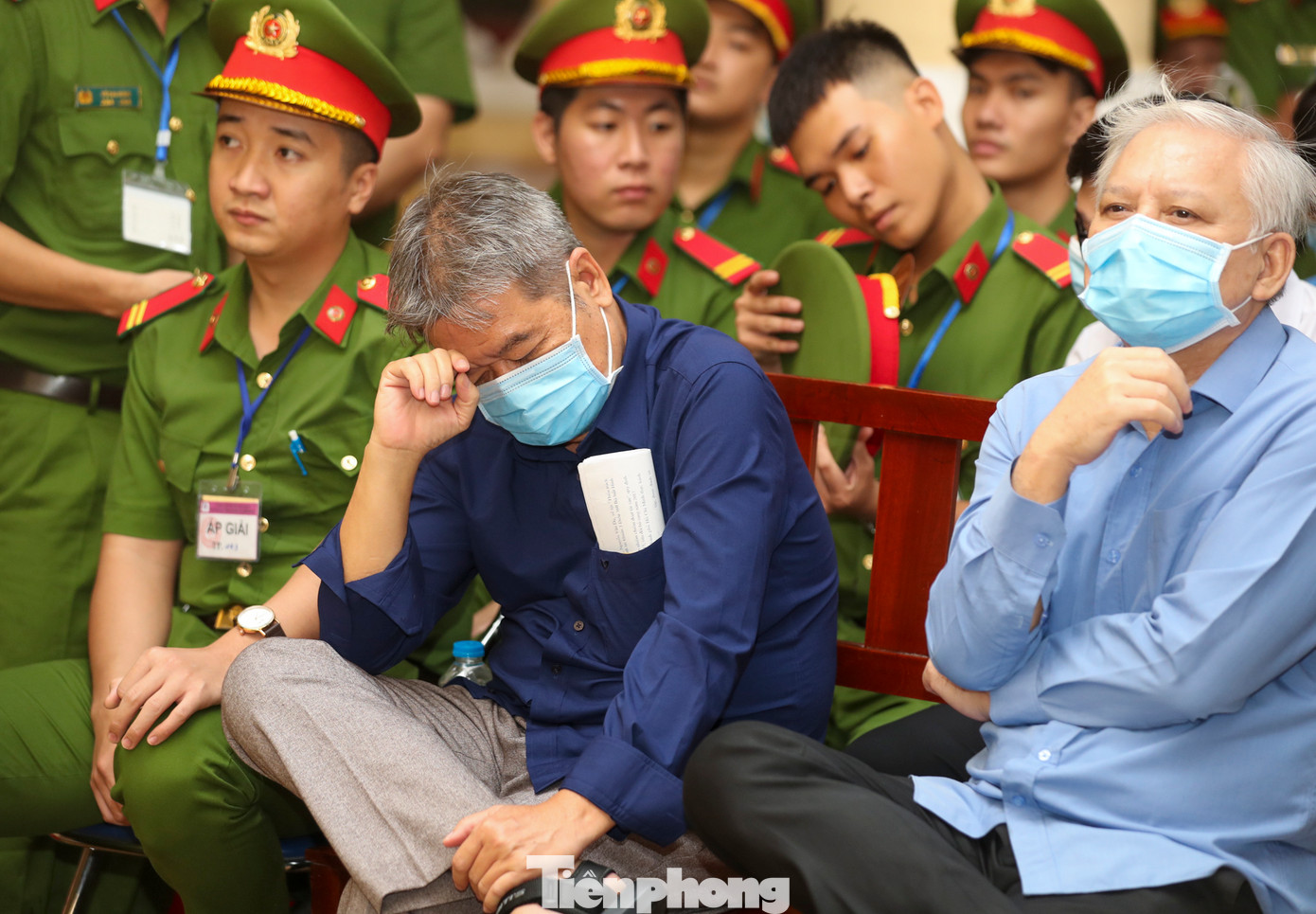 Các bị cáo khác tinh thần khá mệt mỏi và thường xuyên né tránh ống kính của truyền thông tác nghiệp tại toà.