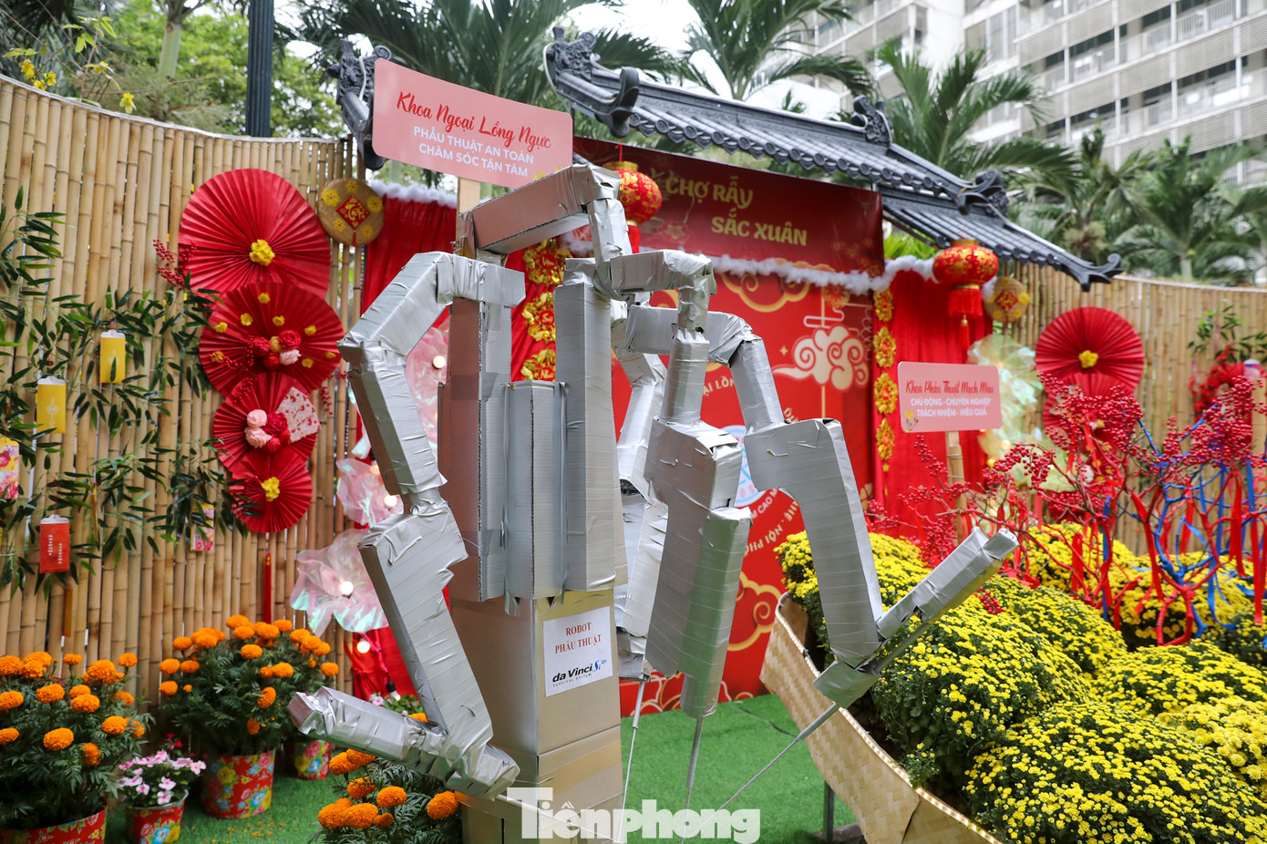 Đường hoa quy tụ nhiều tiểu cảnh làng quê bình yên, những nồi bánh chưng, bánh tét sinh động, sản phẩm của các khoa, phòng trong bệnh viện gợi nhớ một mùa xuân yên bình, giản dị và gần gũi của mỗi vùng quê dịp Tết.