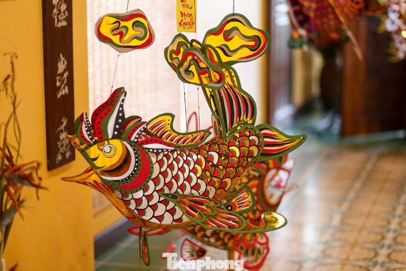 Các khâu nối tiếp nhau đòi hỏi độ chính xác cao, chỉ cần sai các bước đầu sẽ phải làm lại. Việc phủ giấy kiếng, quét sơn, đợi khô, rồi lại trang trí các lớp... hết sức cầu kỳ, phải làm sao cho mỗi chi tiết phải đẹp, từng đường cọ phải chuẩn chỉnh.