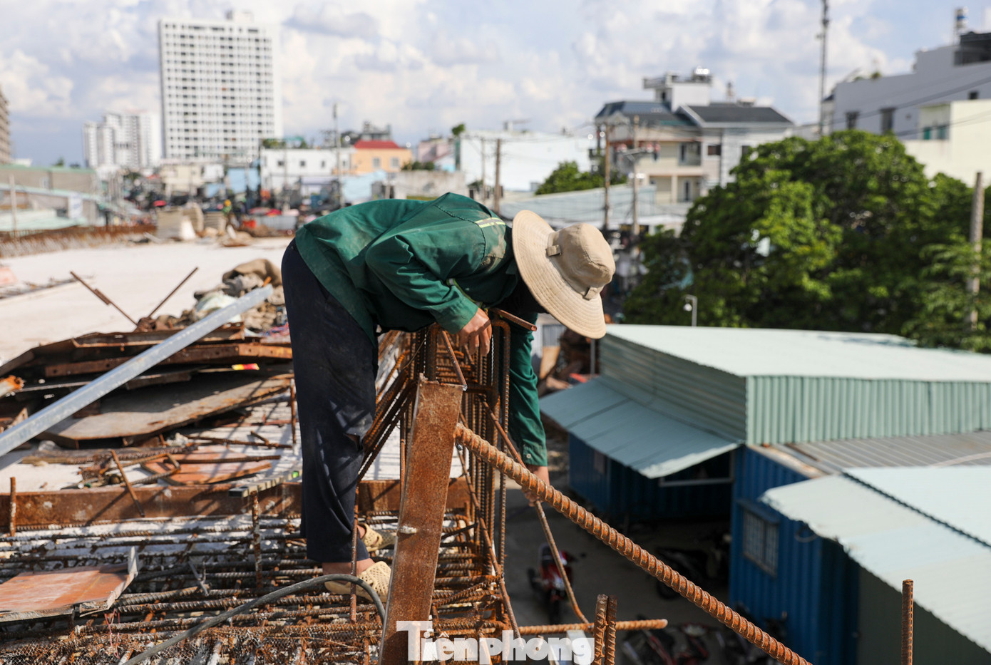 Đơn vị thi công đang tiếp tục làm móng đường và tường chắn.