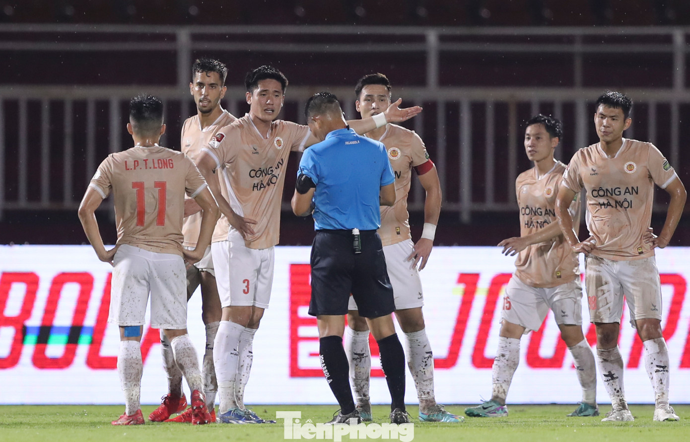 Phút 18, trung vệ Huỳnh Tấn Sinh phạm lỗi với tiền đạo Hồ Tuấn Tài sát vòng cấm địa. Ngay lập tức, trọng tài Trần Đình Thịnh rút thẻ đỏ cho Tấn Sinh.