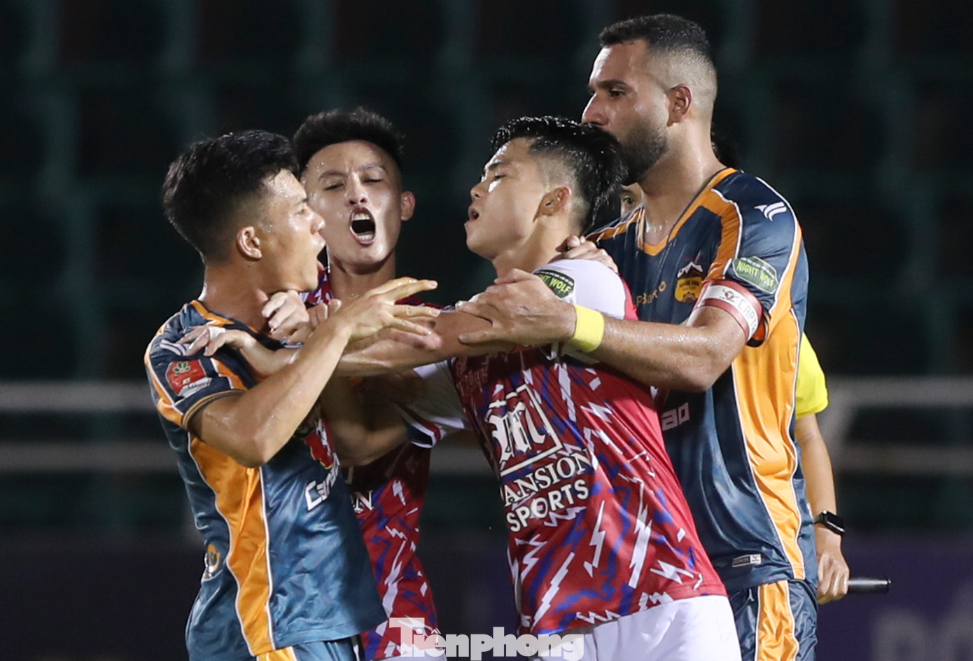 Các cầu thủ hai đội lao vào nhau nói chuyện phải quấy khiến một góc sân Thống Nhất trở nên hỗn loạn.