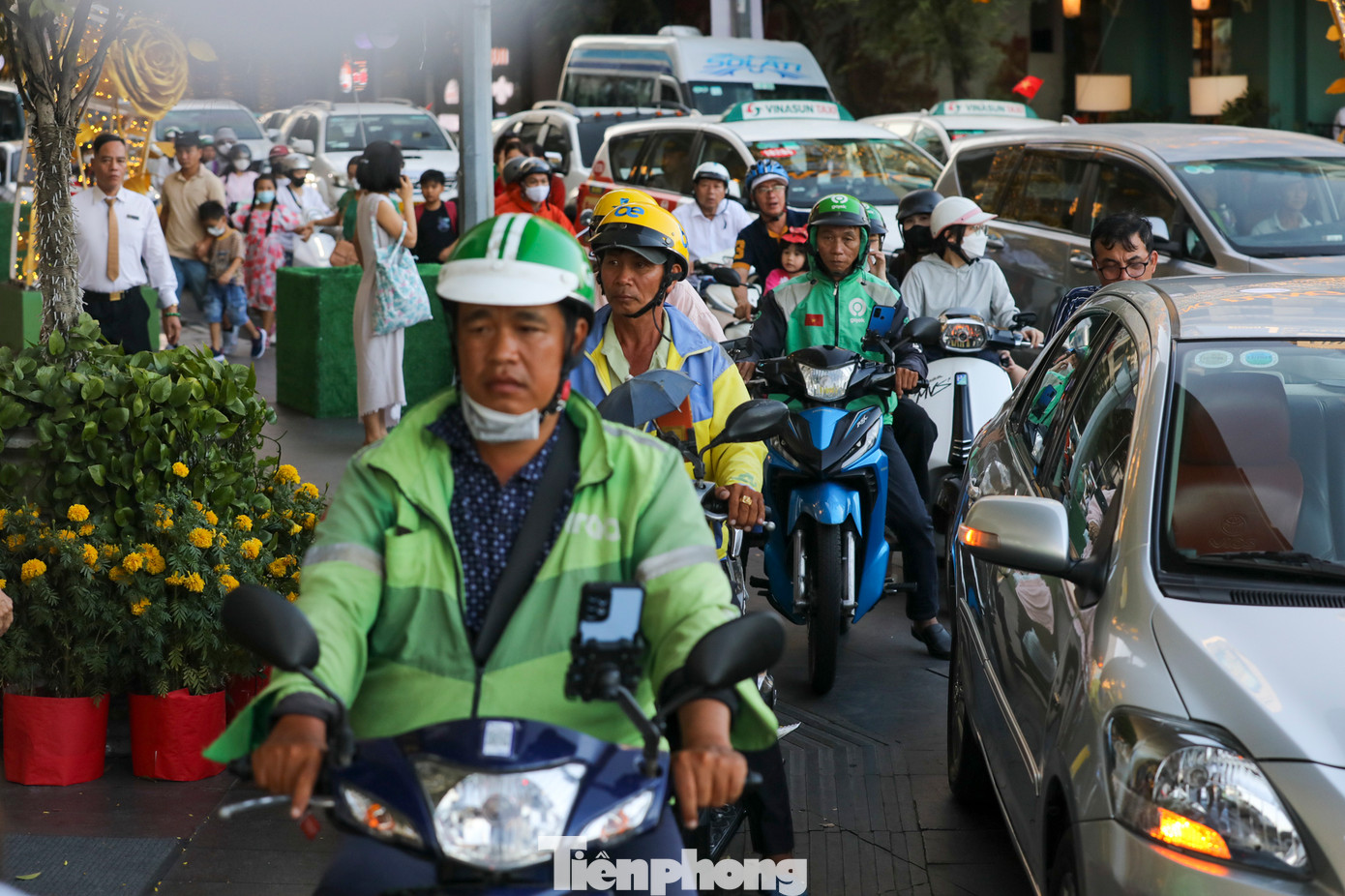 Nhiều người điều khiển xe máy leo lên vỉa hè để thoát khỏi đoạn kẹt.