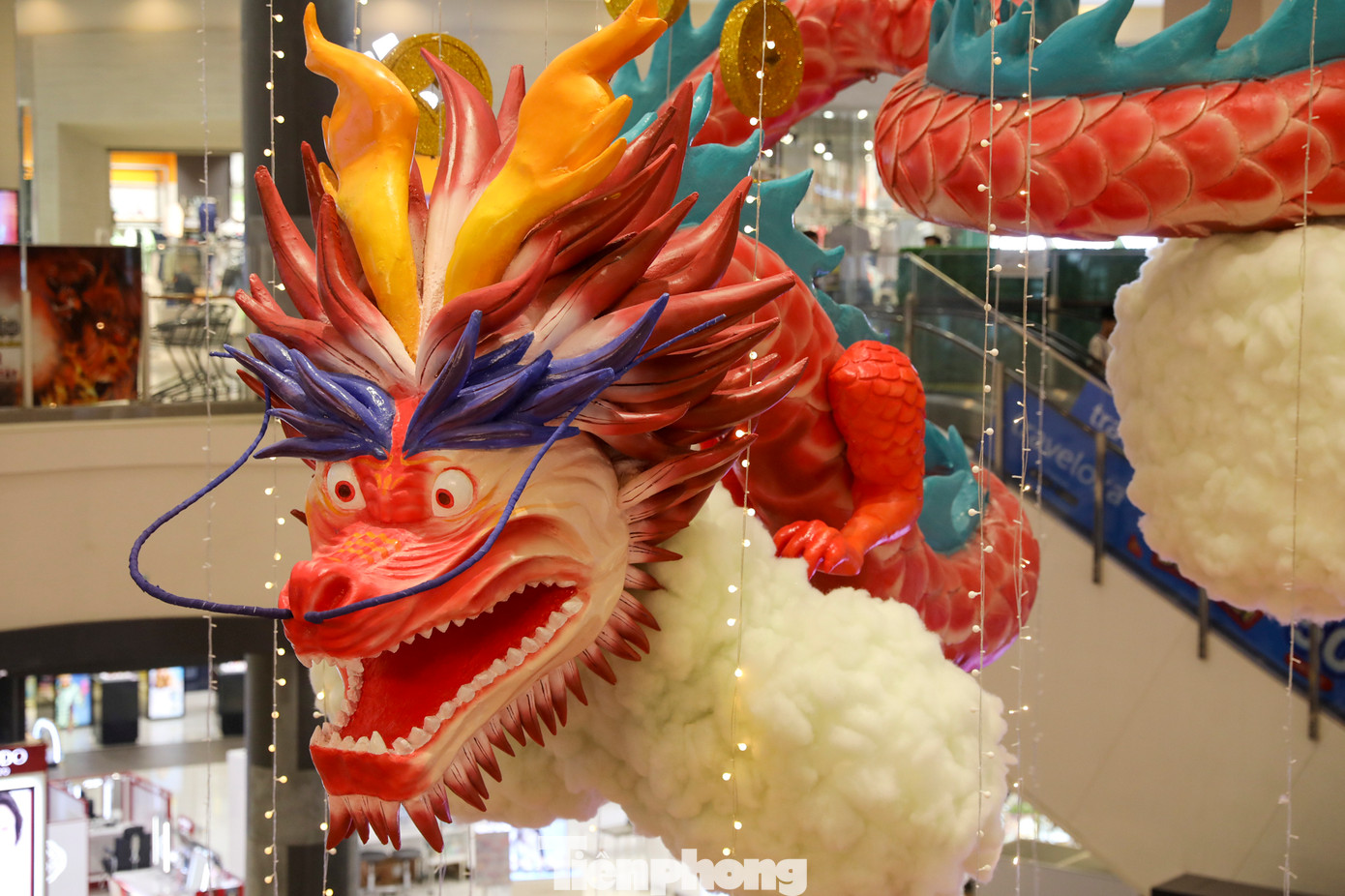Linh vật rồng được treo tại sảnh lớn của trung tâm thương mại này có màu sắc chủ đạo là đỏ và xanh. Các chi tiết của linh vật này như râu, vảy được làm tỉ mỉ, phần thân rồng có dáng bay rất uyển chuyển. Tuy nhiên, phần biểu cảm của đôi mắt lại trông như đang giận dữ.