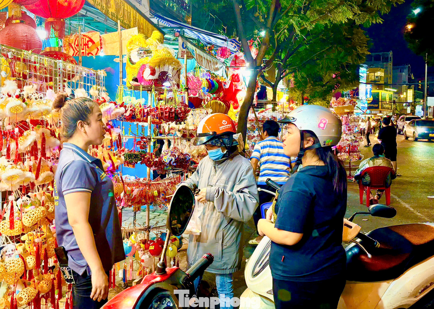 Các tiểu thương cho biết, càng gần đến ngày Trung thu, phố lồng đèn càng nhộn nhịp bởi nhiều lượt khách tham quan, mua sắm.