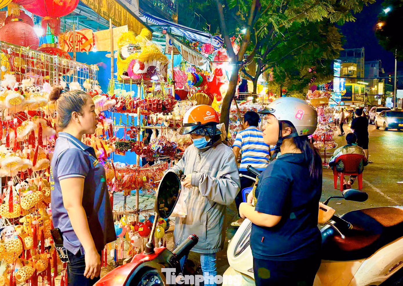 Các tiểu thương cho biết, càng gần đến ngày Trung thu, phố lồng đèn càng nhộn nhịp bởi nhiều lượt khách tham quan, mua sắm.