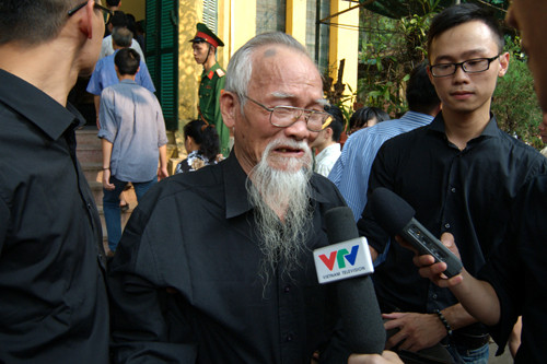 Rất nhiều người đã bật khóc sau khi vào viếng di ảnh của Đại tướng