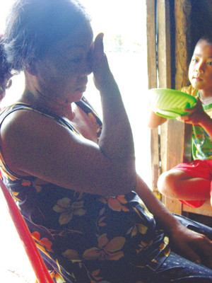 Bà Luốt đứng ngồi không yên sau khi nghe con gái cầu cứu từ xứ xa