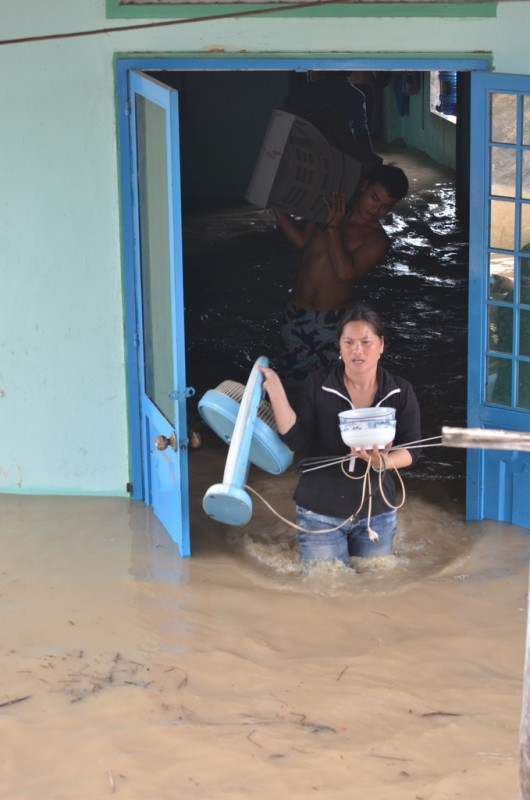 Hớt ha hớt hãi vì lũ trào vào nhà. Ảnh Việt Hương